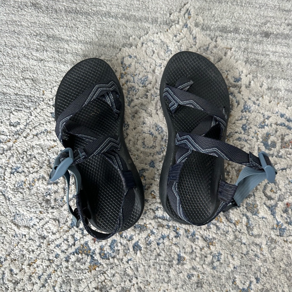 Size 6 women’s chacos - Picture 1 of 2